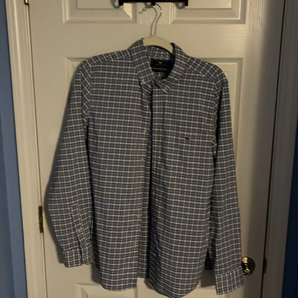 Vineyard Vines Performance medium button down shirt. - Picture 2 of 8